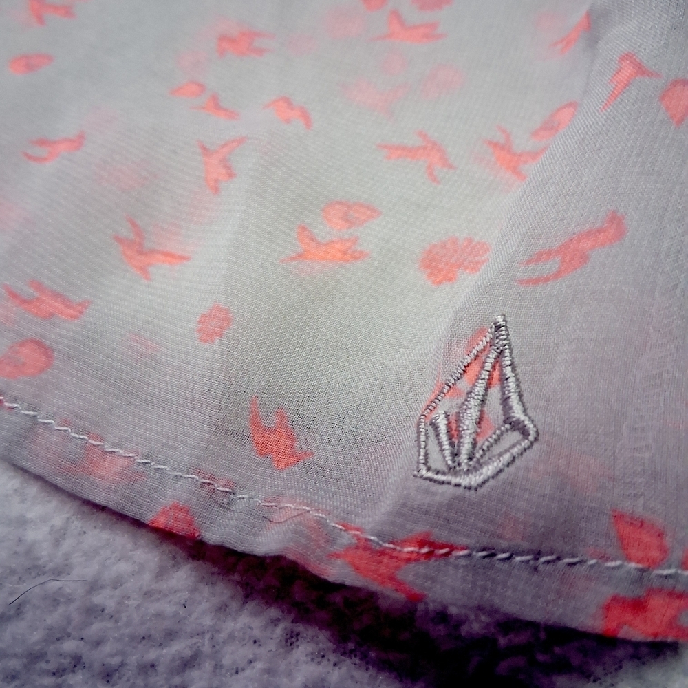 4/20$ ➡️ Volcom Sleeveless Sheer Button-Down Shirt - Gray and Pink Floral - Picture 3 of 5